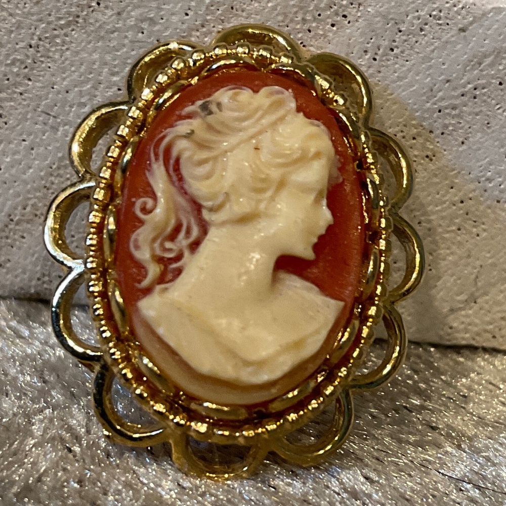 Vintage Small Pink and White Lady Cameo Brooch